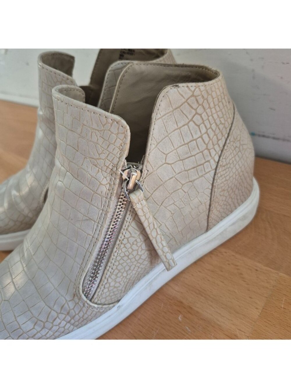 Steve Madden Caliber Croc-Embossed High-Top Sneakers Beige PU Upper Side Zipper - Picture 2 of 7